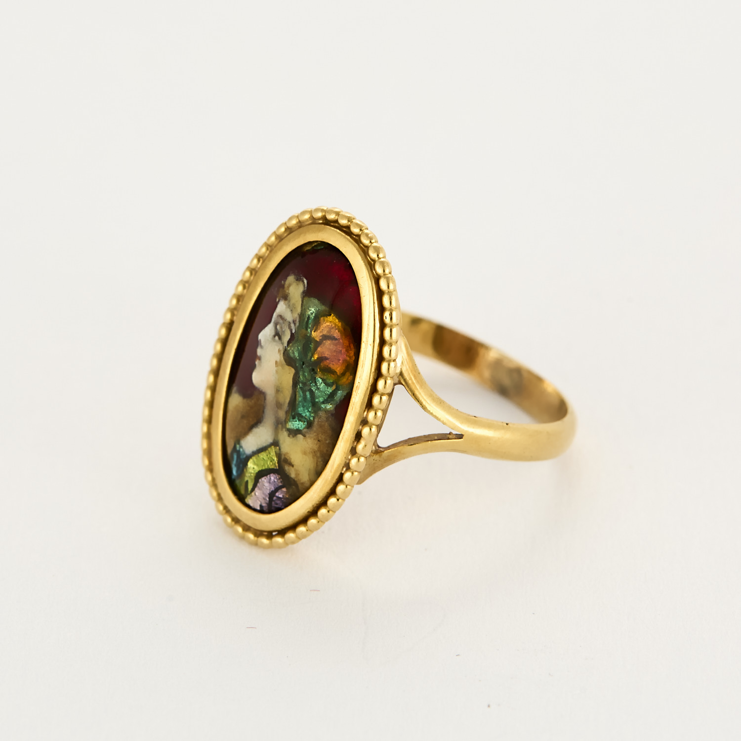 Bague ancienne avec émail de limoges en or jaune.