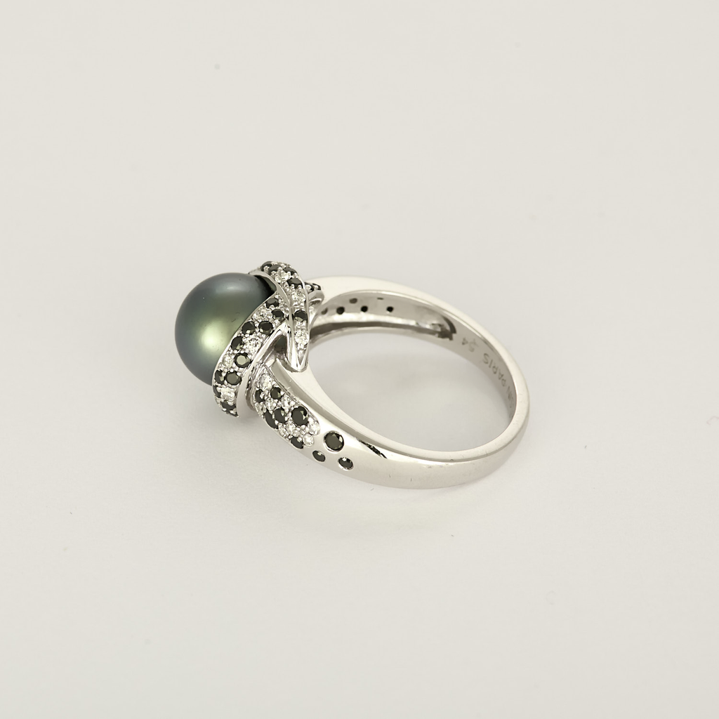 Bague Mauboussin "Caviar Mon Amour" en or blanc, diamants et perle de Tahiti