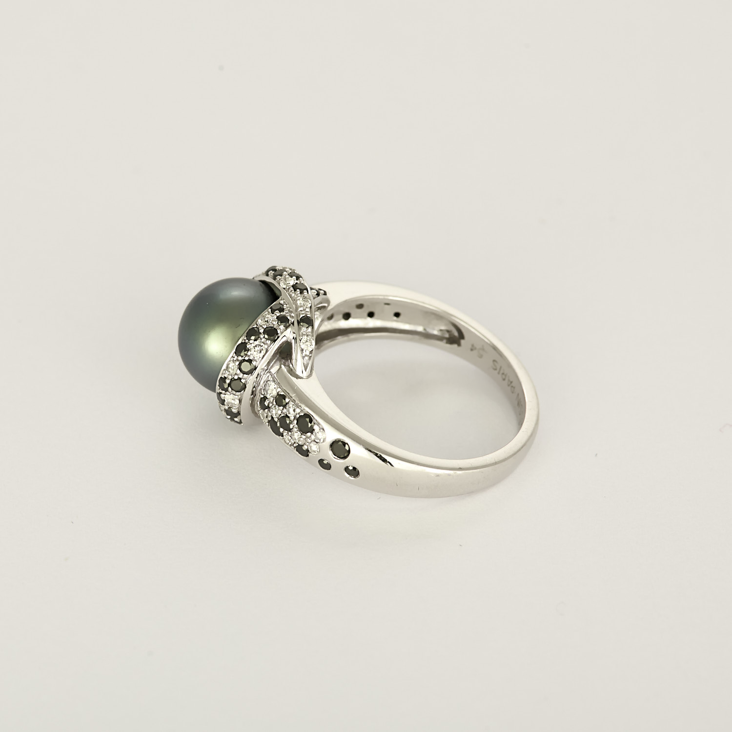 Bague Mauboussin "Caviar Mon Amour" en or blanc, diamants et perle de Tahiti