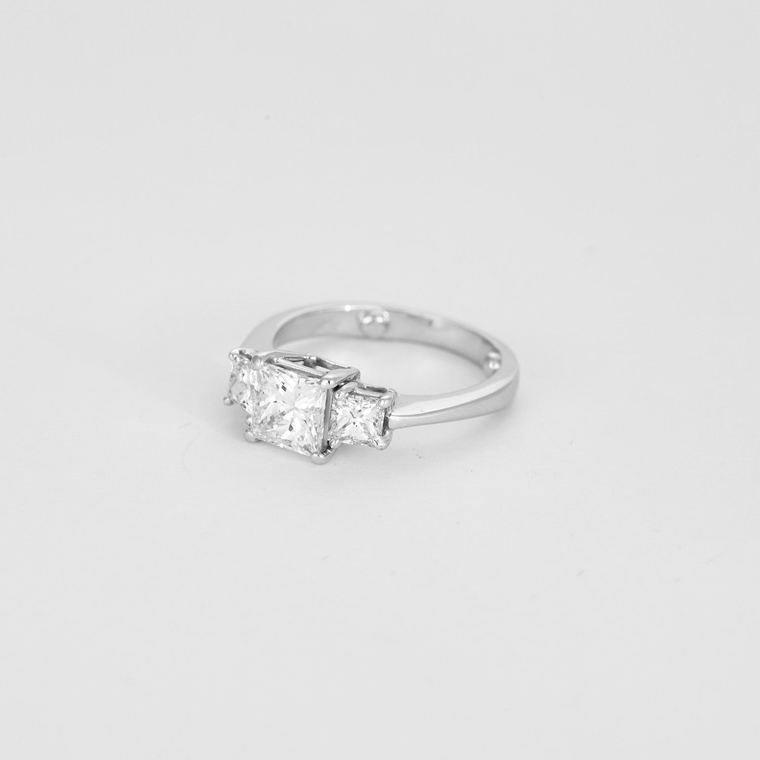 Solitaire trilogie en or blanc, 3 diamants princesse.