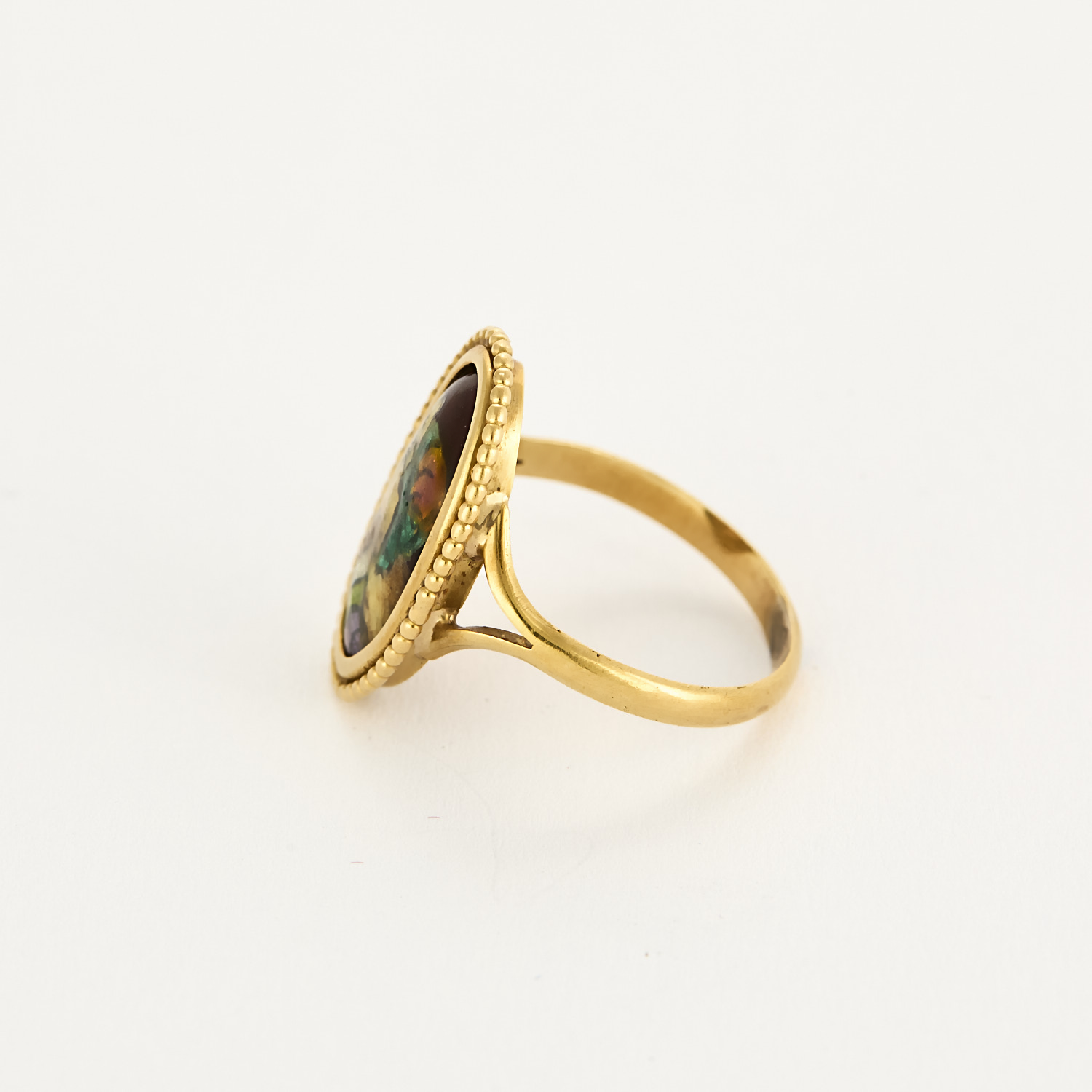 Bague ancienne avec émail de limoges en or jaune.