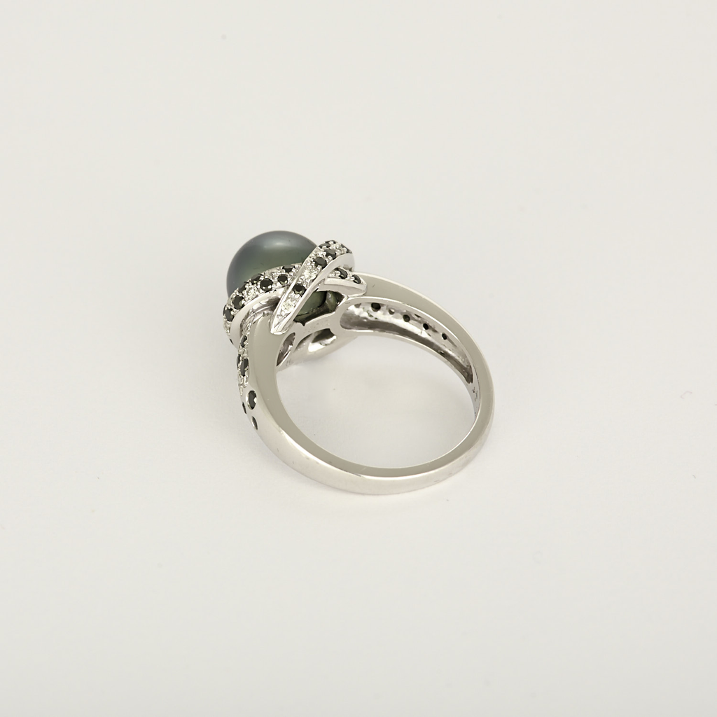 Bague Mauboussin "Caviar Mon Amour" en or blanc, diamants et perle de Tahiti