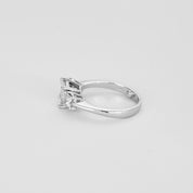 Solitaire trilogie en or blanc, 3 diamants princesse.