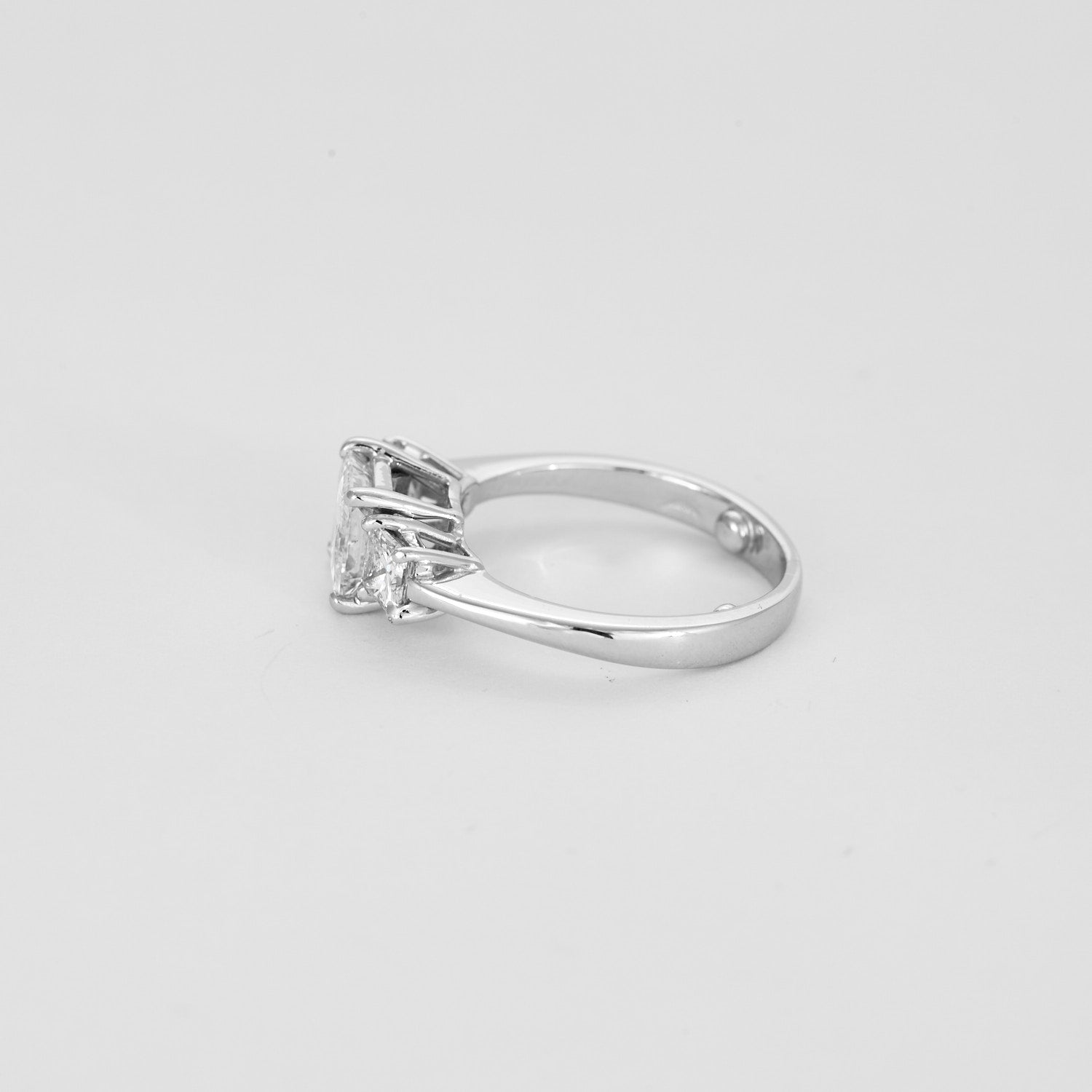 Solitaire trilogie en or blanc, 3 diamants princesse.