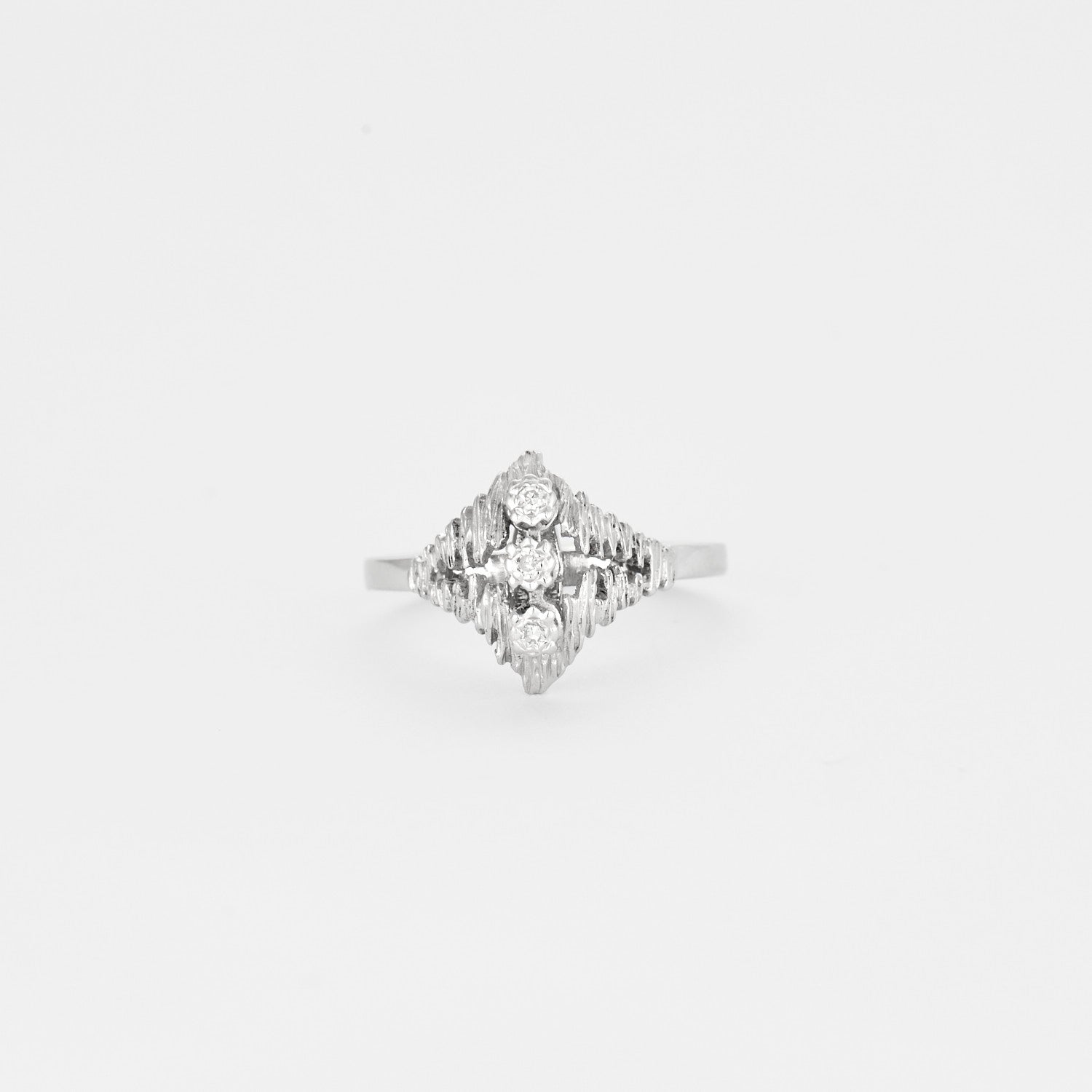 Bague en or blanc sertie de 3 diamants
