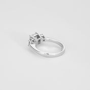 Solitaire trilogie en or blanc, 3 diamants princesse.
