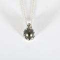 Collier Mauboussin "Caviar Mon Amour" en or blanc, diamants et perle de Tahiti.