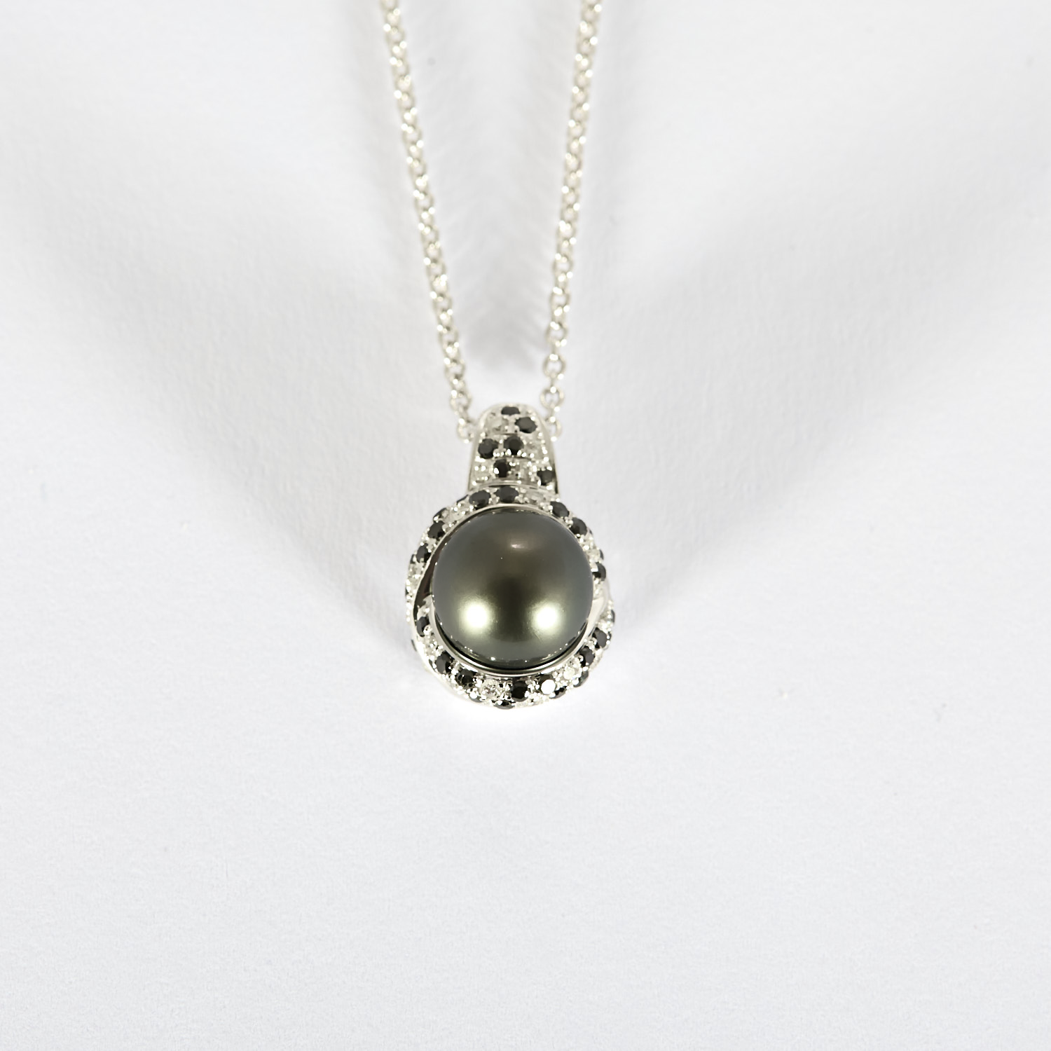 Collier Mauboussin "Caviar Mon Amour" en or blanc, diamants et perle de Tahiti.