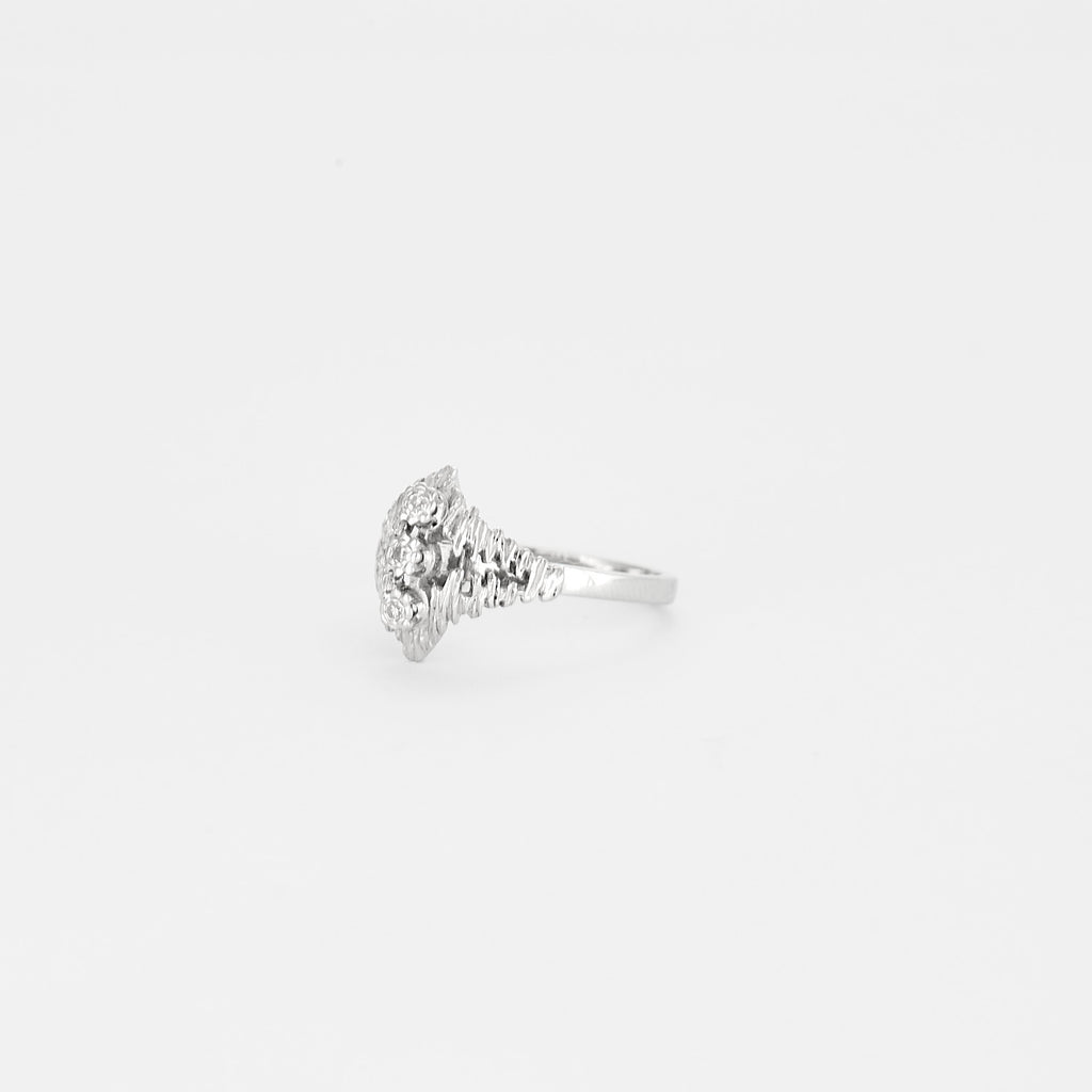 Bague en or blanc sertie de 3 diamants
