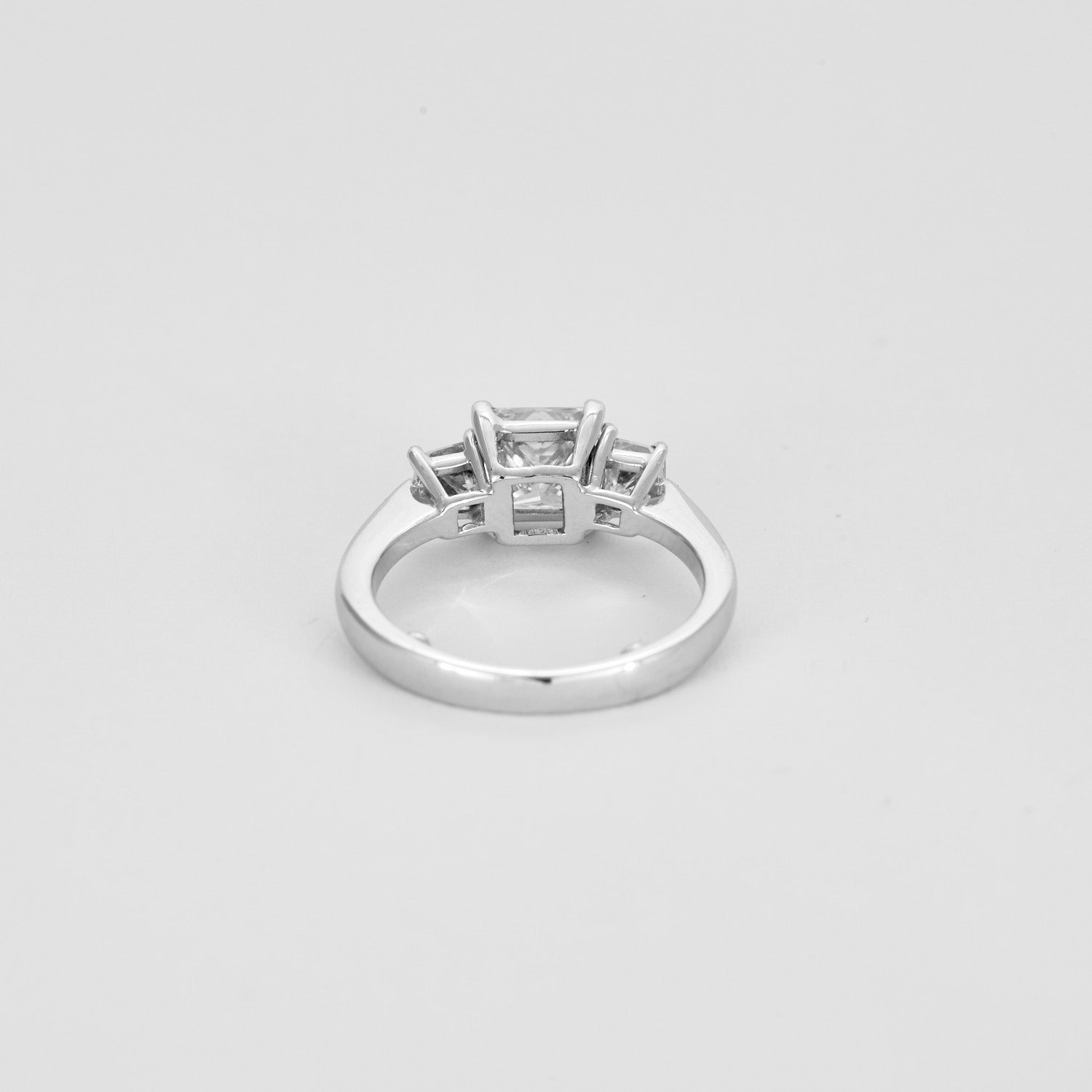 Solitaire trilogie en or blanc, 3 diamants princesse.