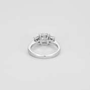 Solitaire trilogie en or blanc, 3 diamants princesse.