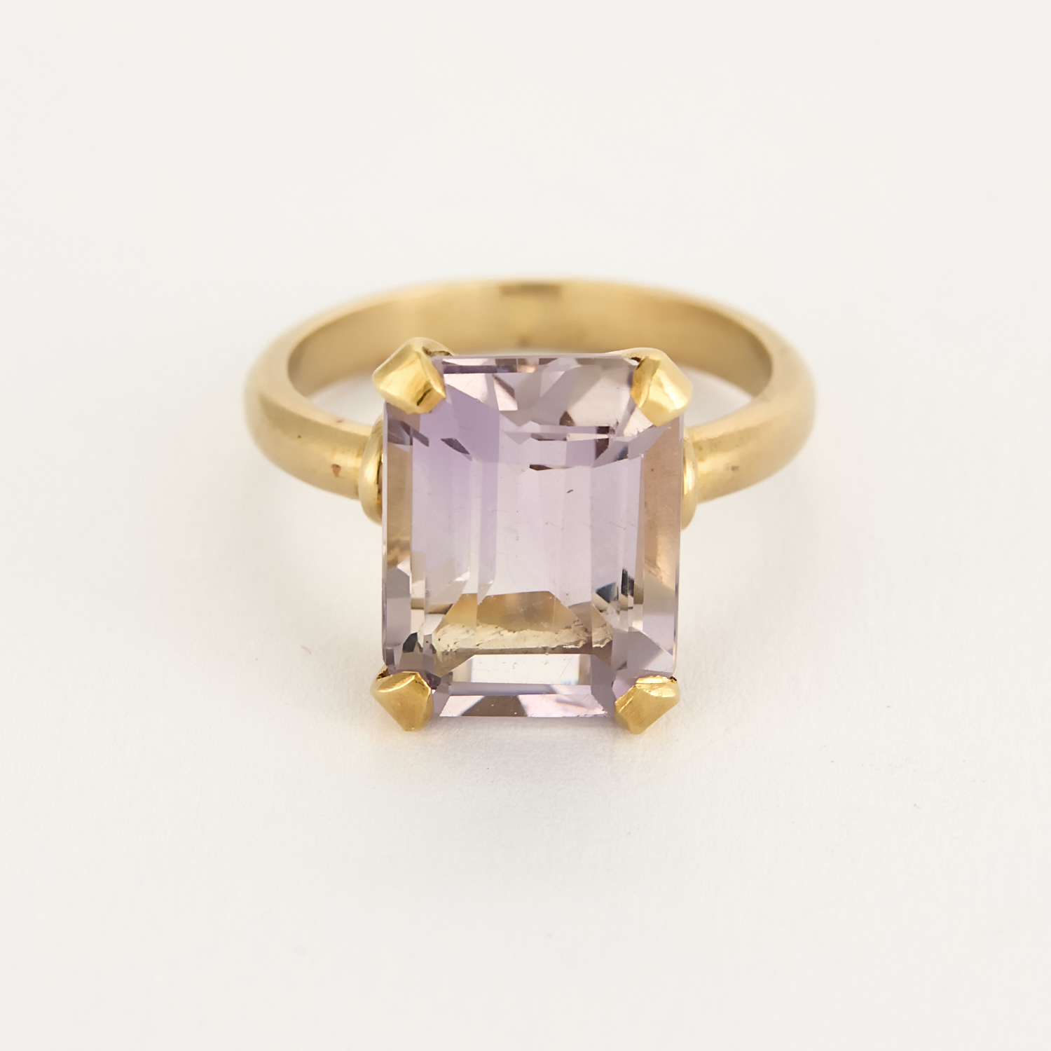 Bague ancienne en or jaune et centre Améthyste.