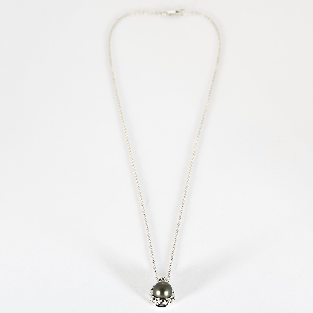 Collier Mauboussin "Caviar Mon Amour" en or blanc, diamants et perle de Tahiti.
