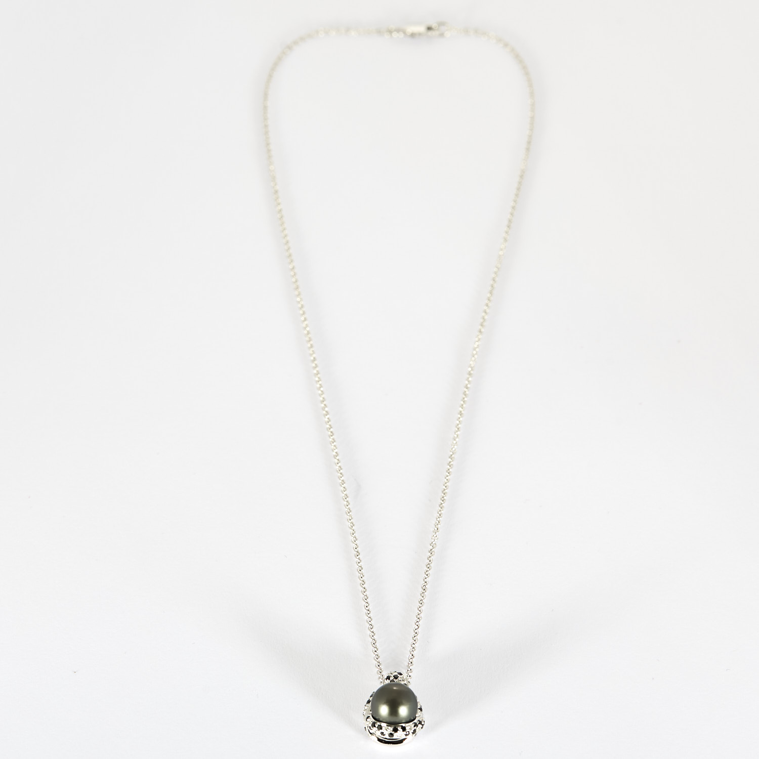 Collier Mauboussin "Caviar Mon Amour" en or blanc, diamants et perle de Tahiti.