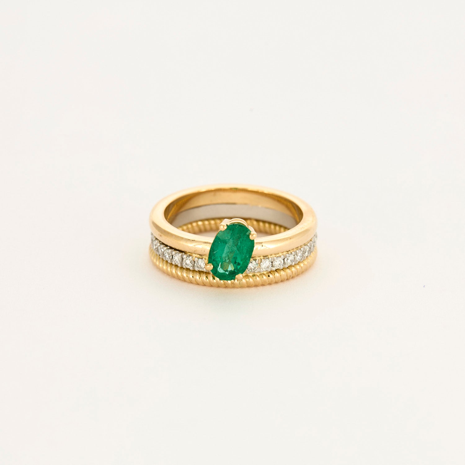 Bague multi-anneaux 3 rangs émeraude.