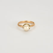 Solitaire en or rose et perle de 6,3mm.