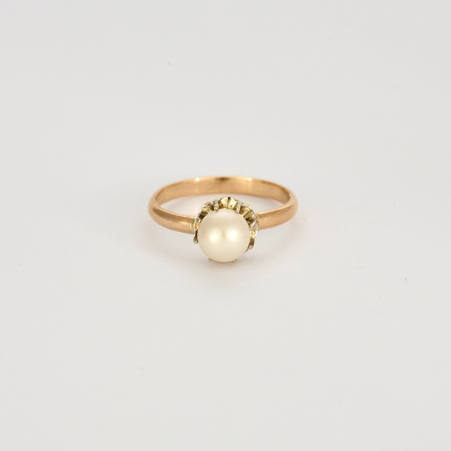 Solitaire en or rose et perle de 6,3mm.
