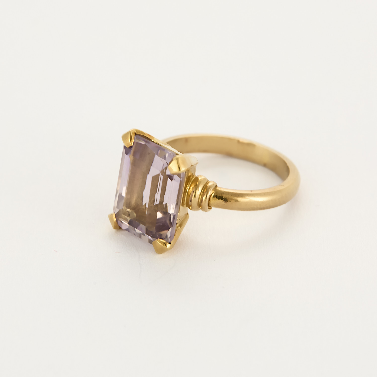 Bague ancienne en or jaune et centre Améthyste.
