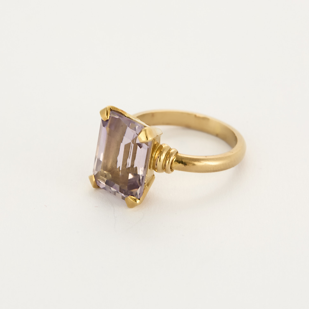 Bague ancienne en or jaune et centre Améthyste.
