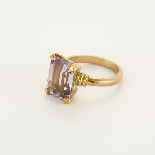 Bague ancienne en or jaune et centre Améthyste.
