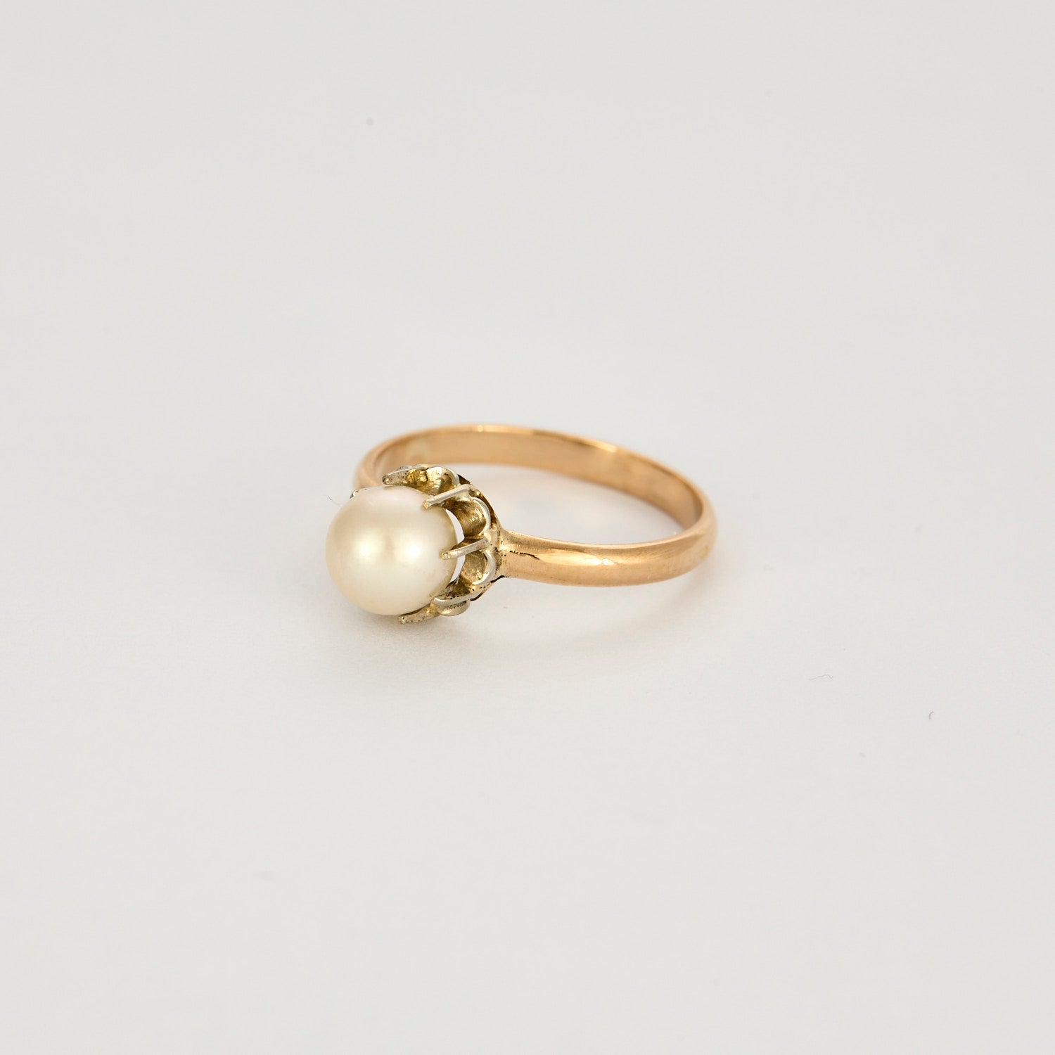Solitaire en or rose et perle de 6,3mm.
