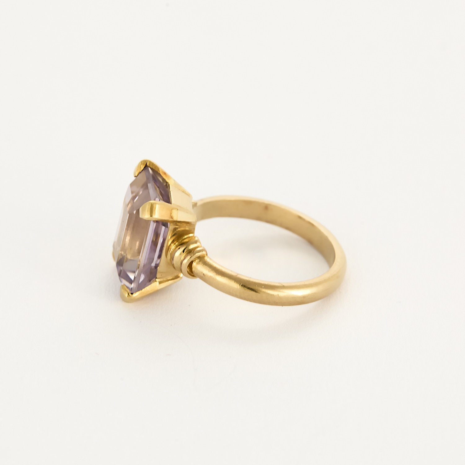 Bague ancienne en or jaune et centre Améthyste.