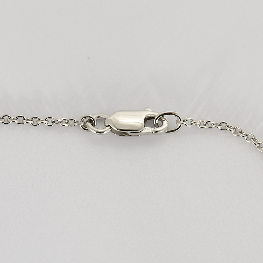 Collier Mauboussin "Caviar Mon Amour" en or blanc, diamants et perle de Tahiti.