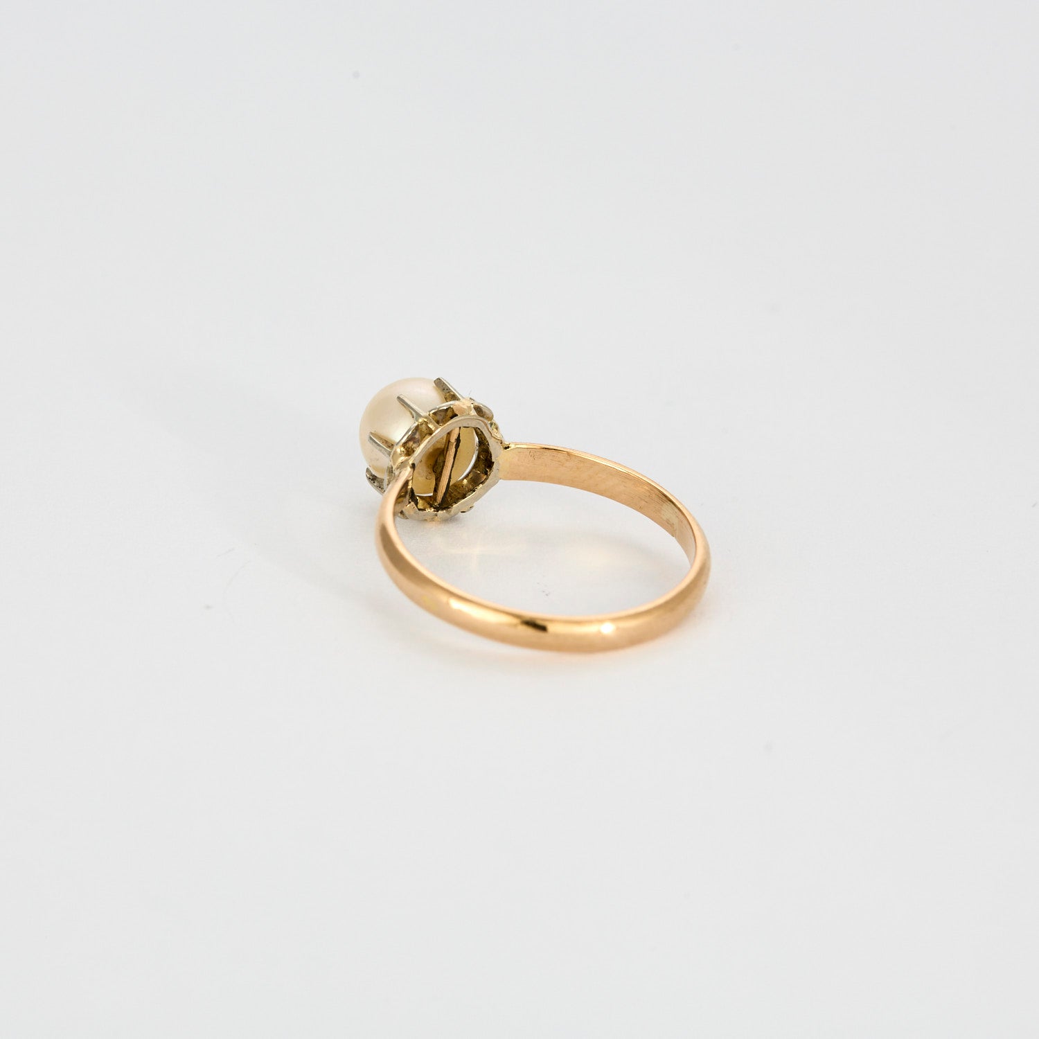 Solitaire en or rose et perle de 6,3mm.