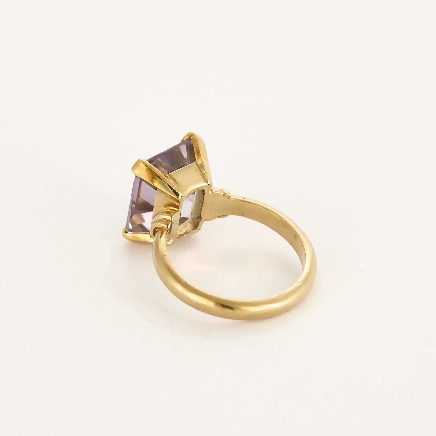 Bague ancienne en or jaune et centre Améthyste.