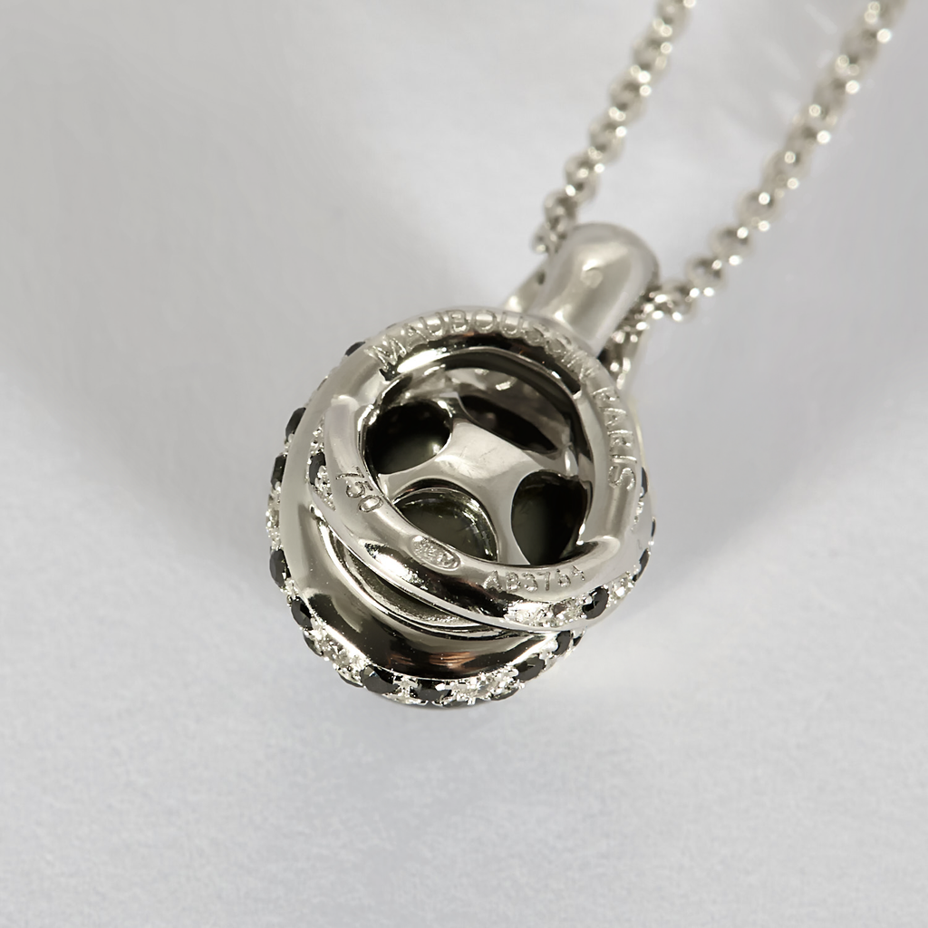 Collier Mauboussin "Caviar Mon Amour" en or blanc, diamants et perle de Tahiti.