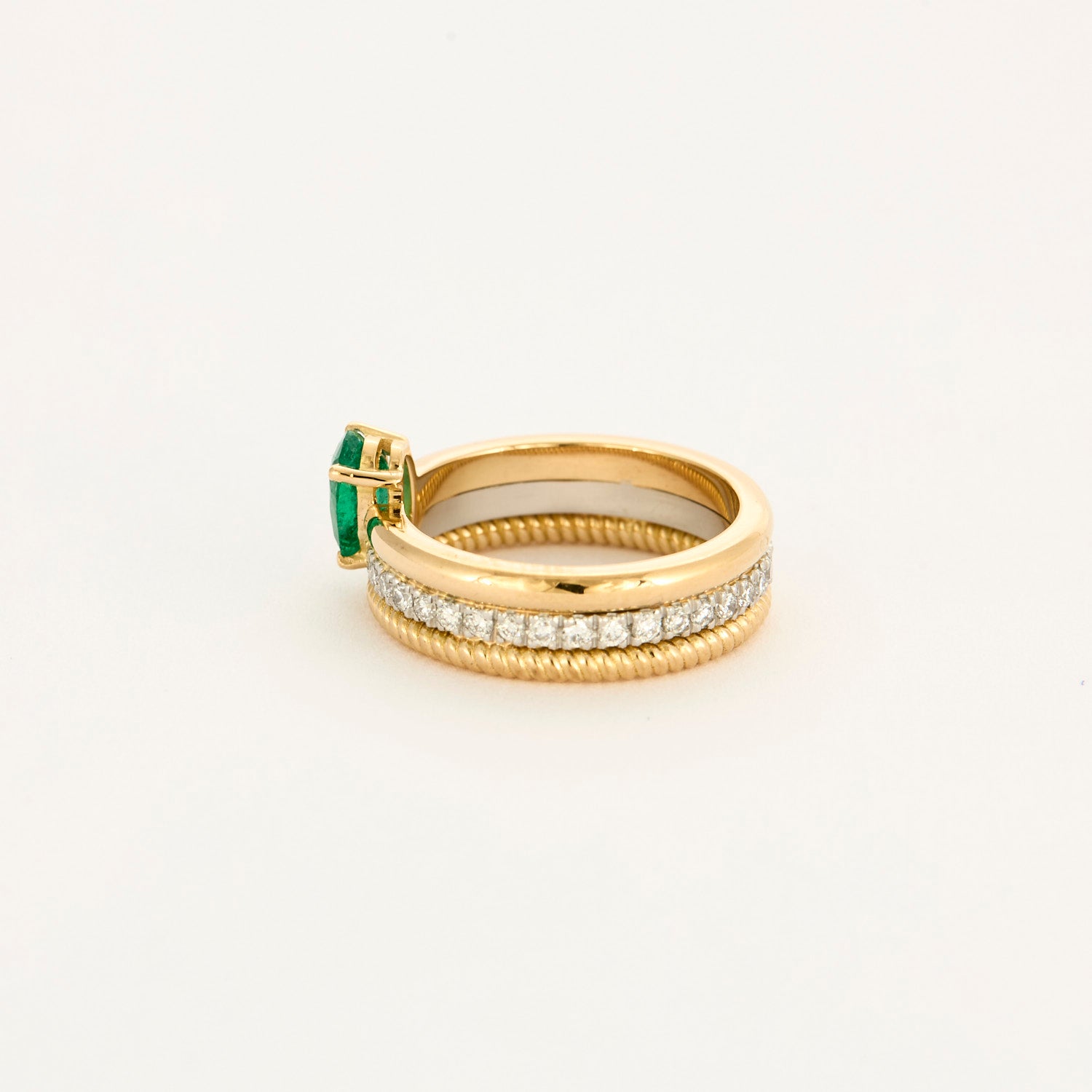 Bague multi-anneaux 3 rangs émeraude.