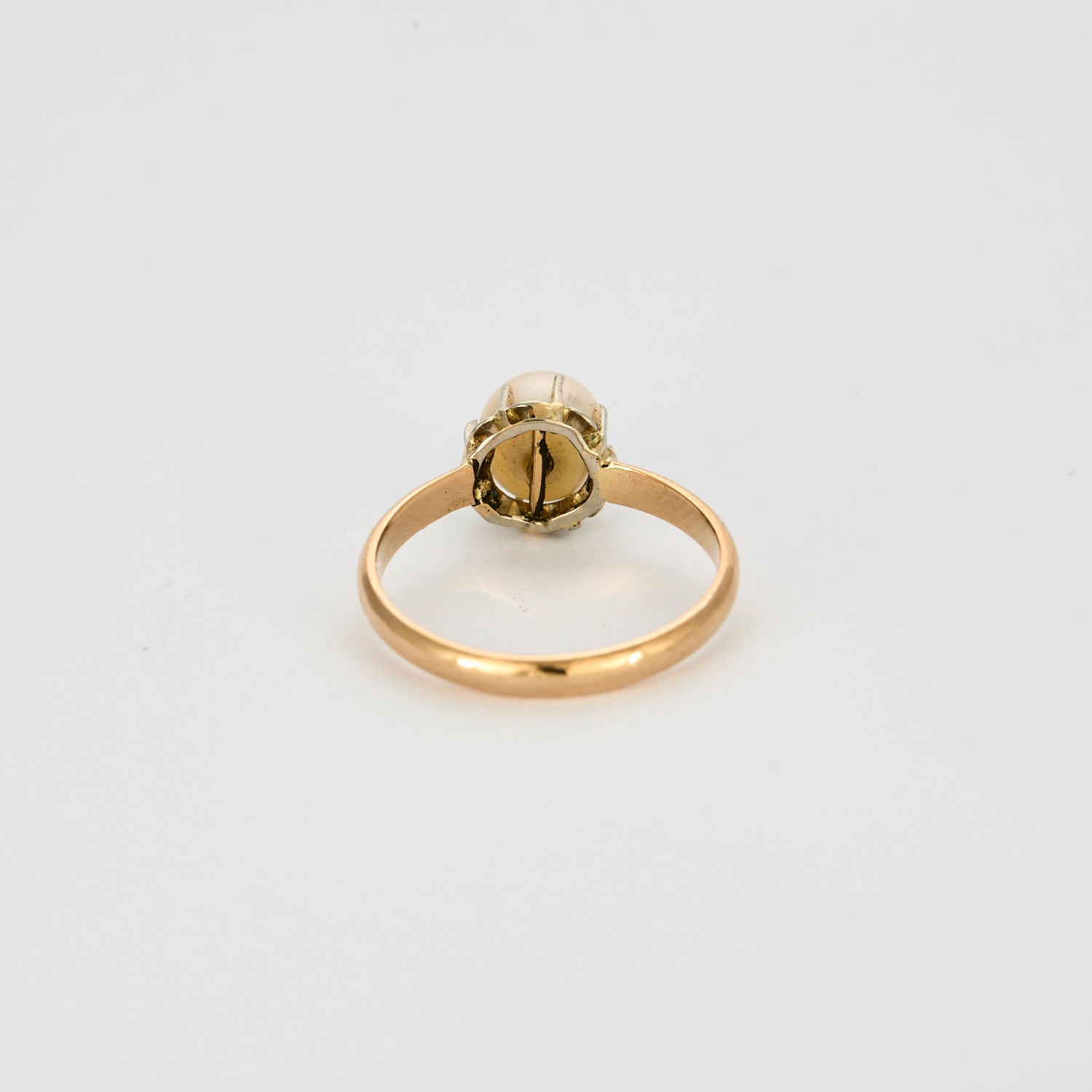 Solitaire en or rose et perle de 6,3mm.