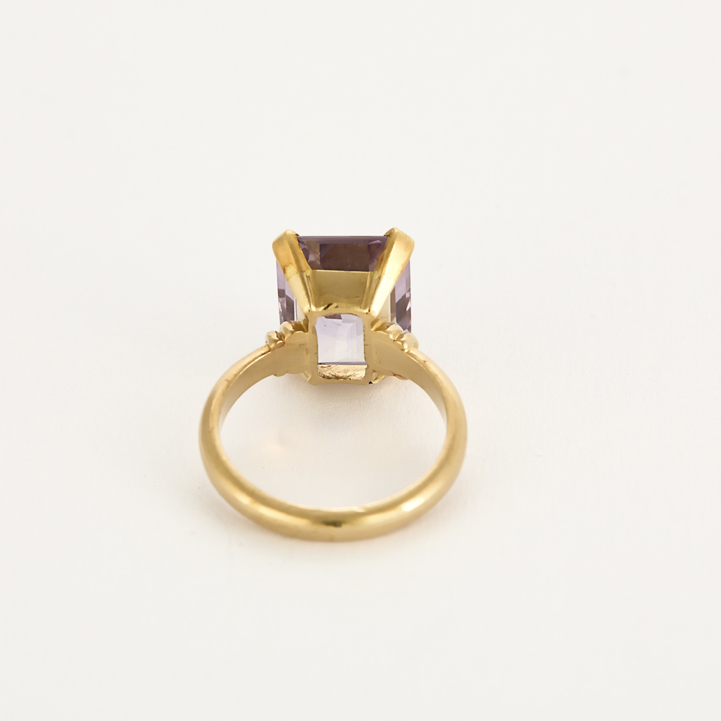 Bague ancienne en or jaune et centre Améthyste.