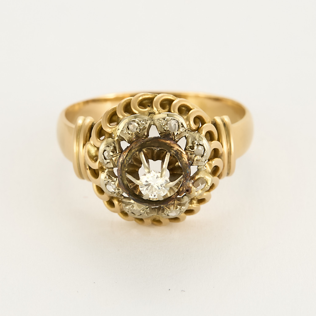 Bague ancienne en or jaune et diamants.