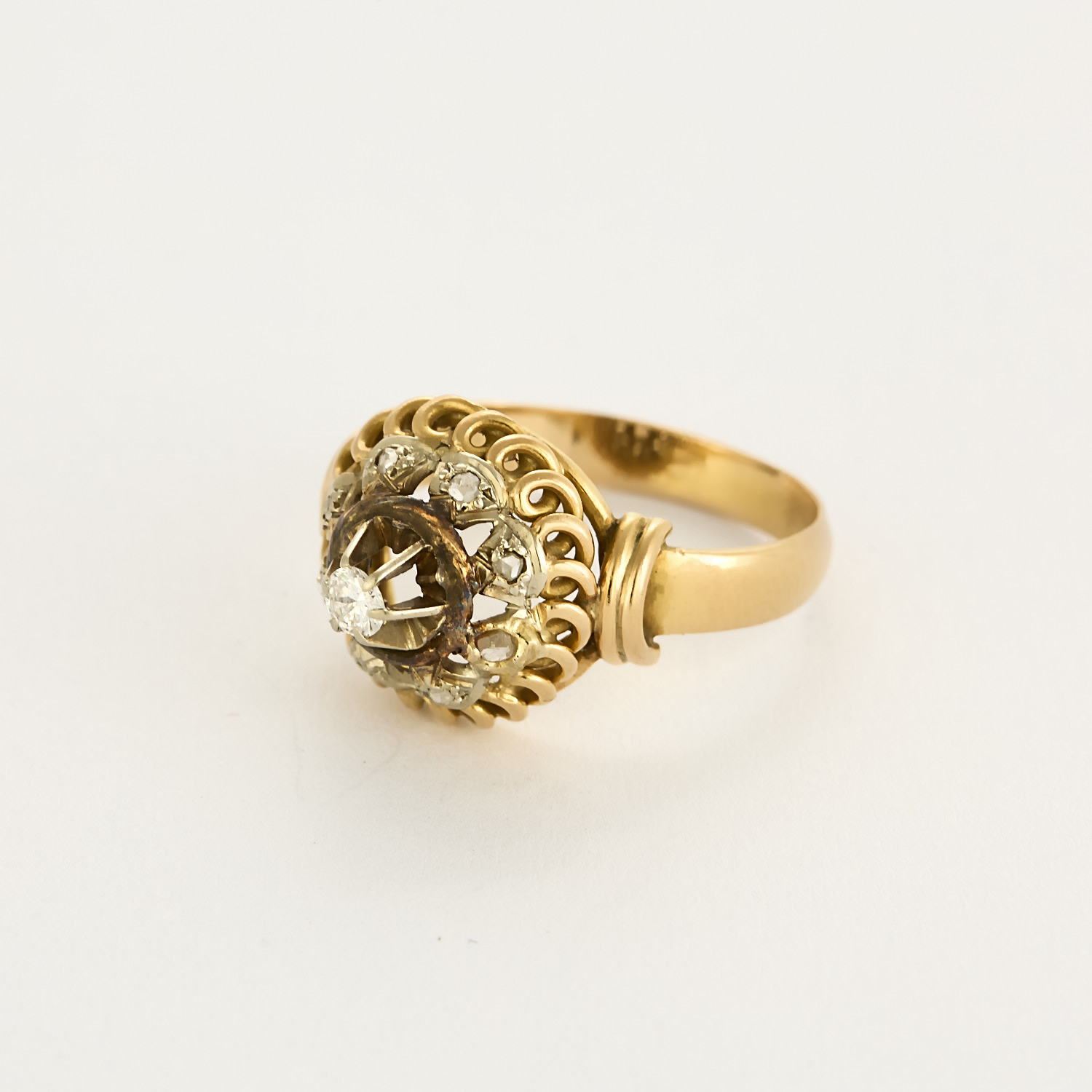 Bague ancienne en or jaune et diamants.