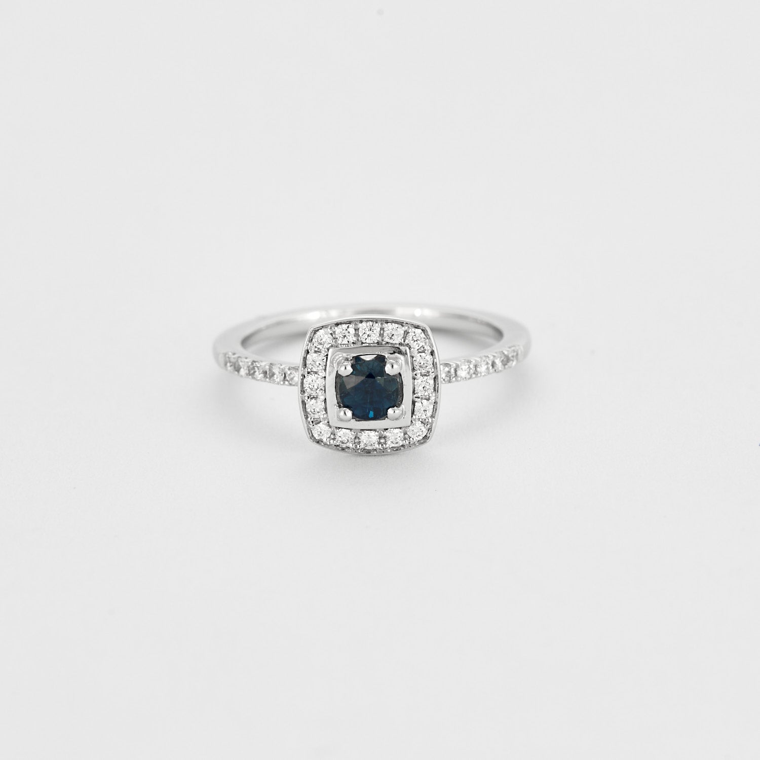 Bague diamants et centre saphir.