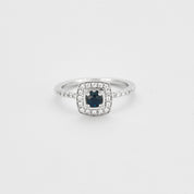 Bague diamants et centre saphir.