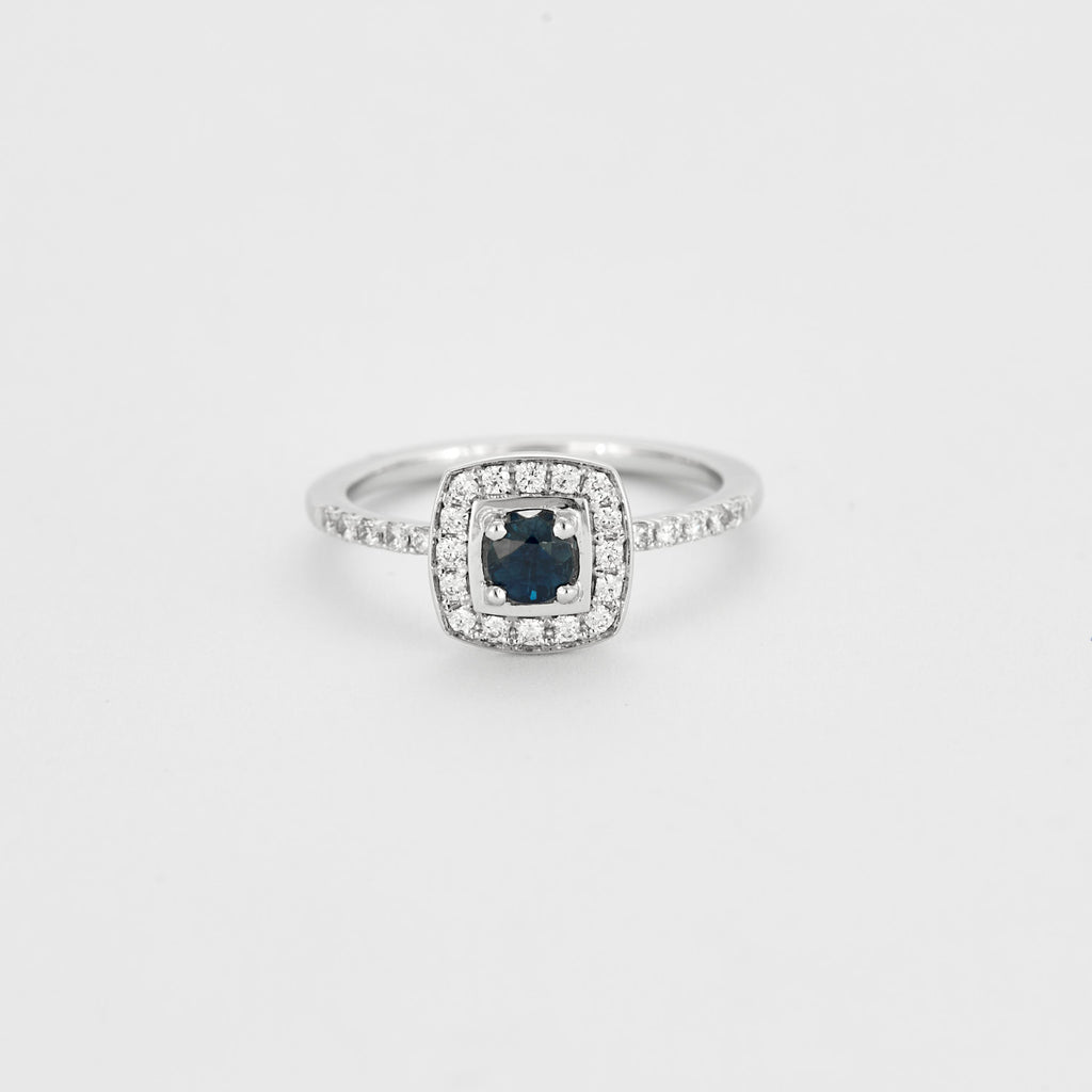 Bague diamants et centre saphir.