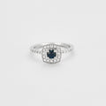 Bague diamants et centre saphir.