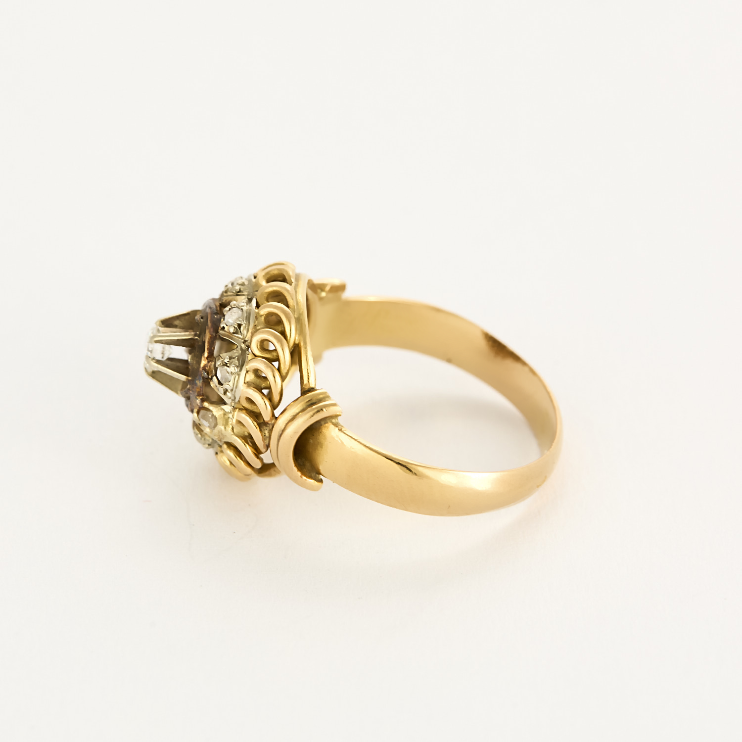 Bague ancienne en or jaune et diamants.