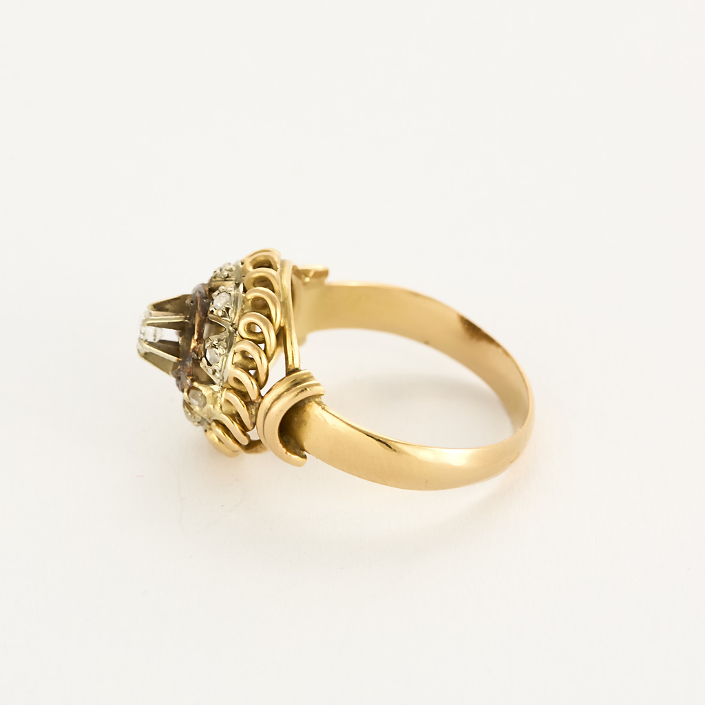 Bague ancienne en or jaune et diamants.