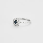 Bague diamants et centre saphir.