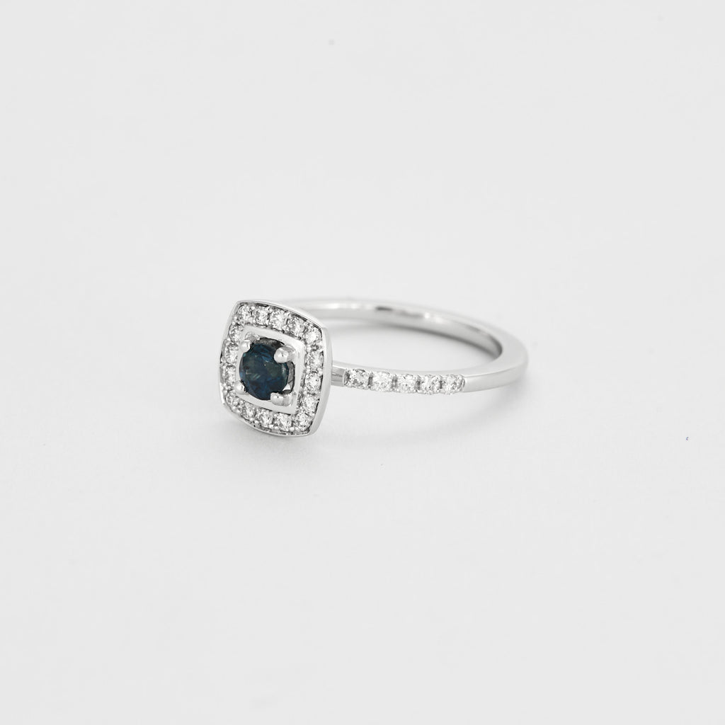 Bague diamants et centre saphir.
