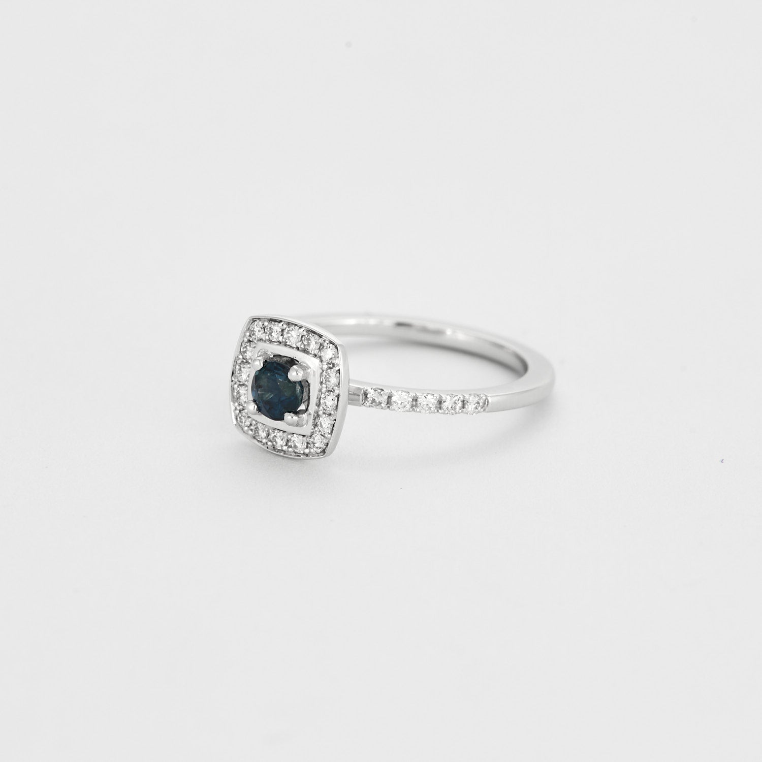 Bague diamants et centre saphir.