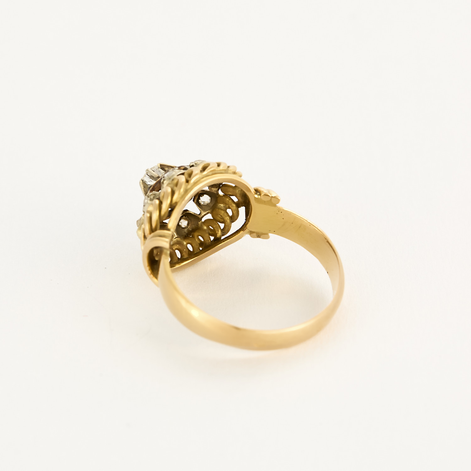 Bague ancienne en or jaune et diamants.