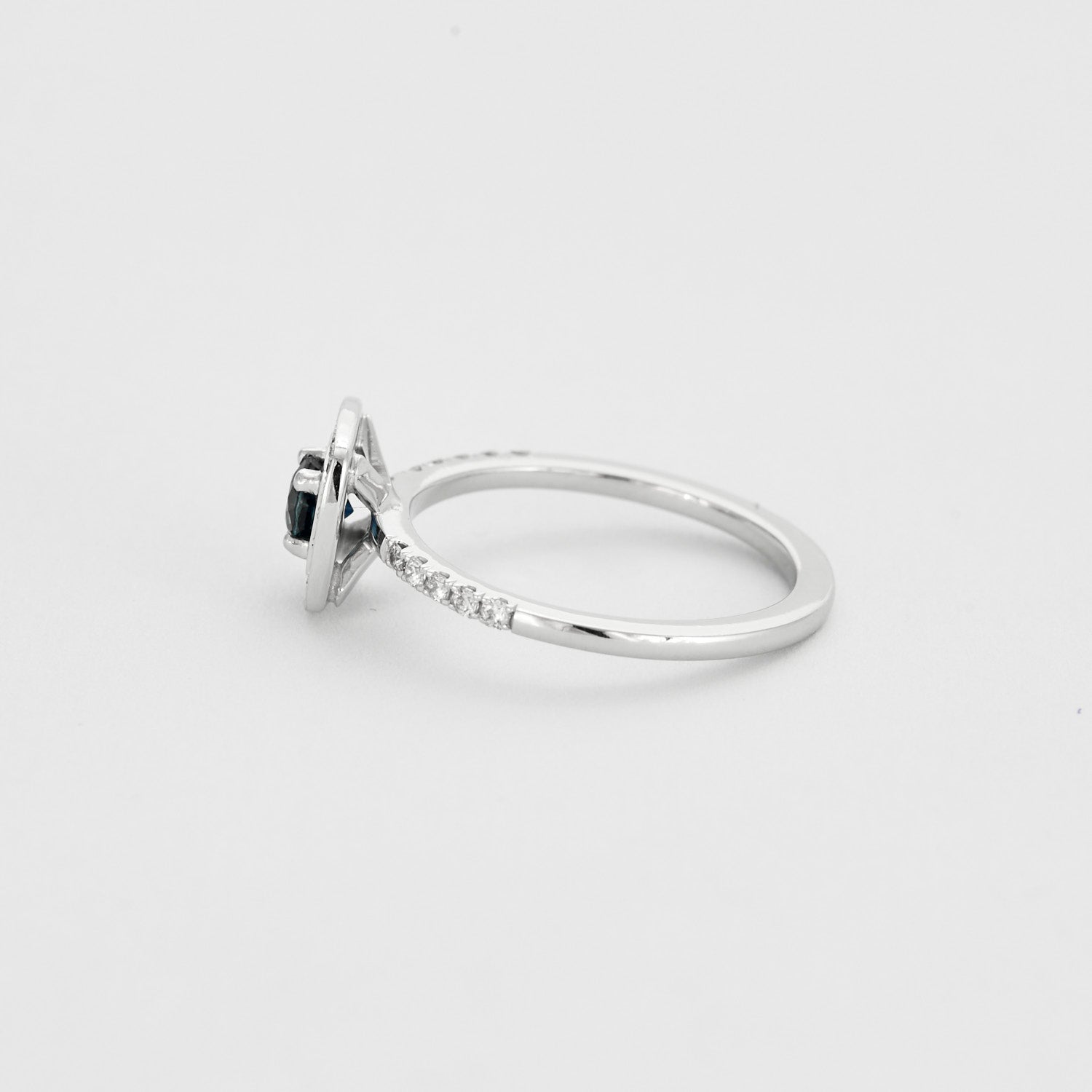 Bague diamants et centre saphir.