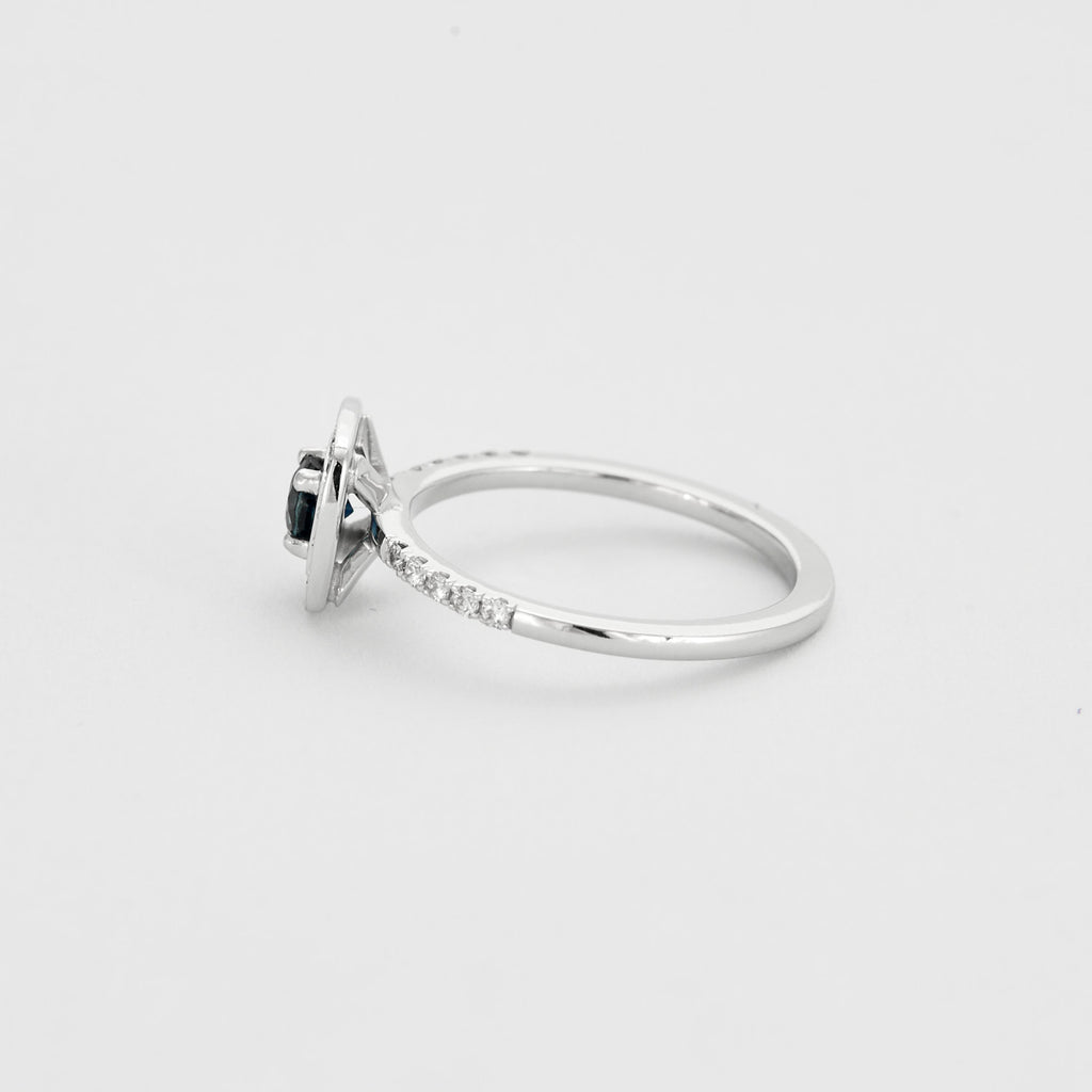 Bague diamants et centre saphir.