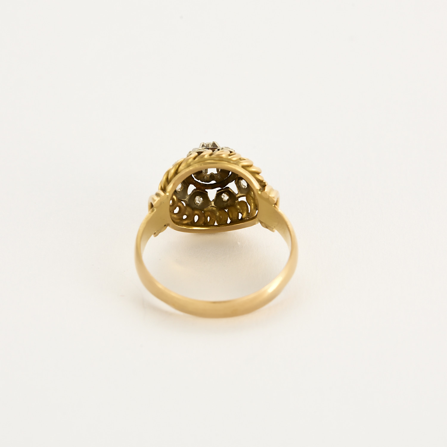 Bague ancienne en or jaune et diamants.