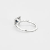 Bague diamants et centre saphir.