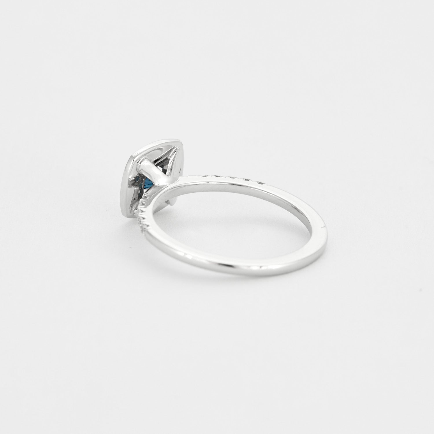 Bague diamants et centre saphir.